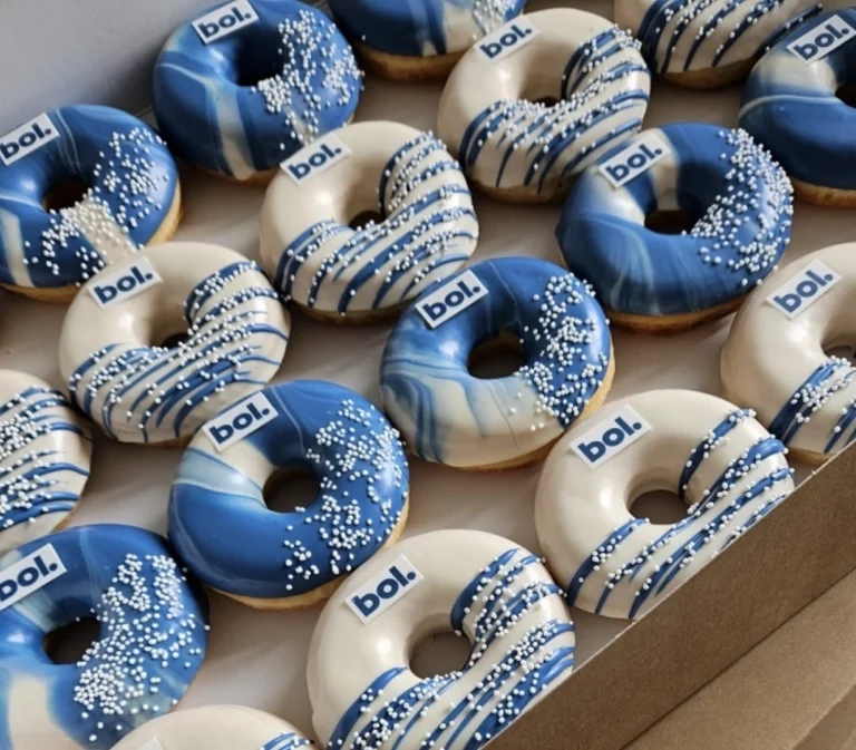 Donuts in huisstijl met logo voor evenementen of marketingcampagnes