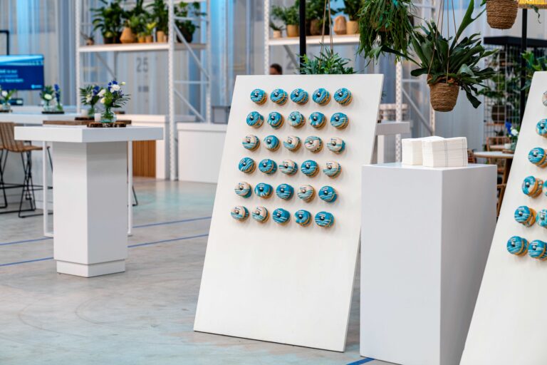 opvallende donutdisplay als eyecatcher op een beursstand