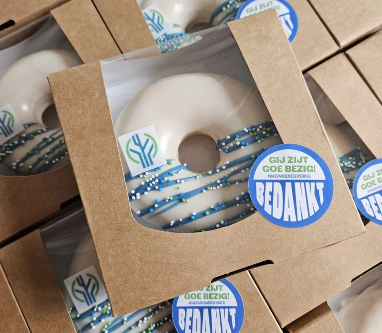 Donut in huisstijl met verpakking voor evenement, branding of merkbeleving