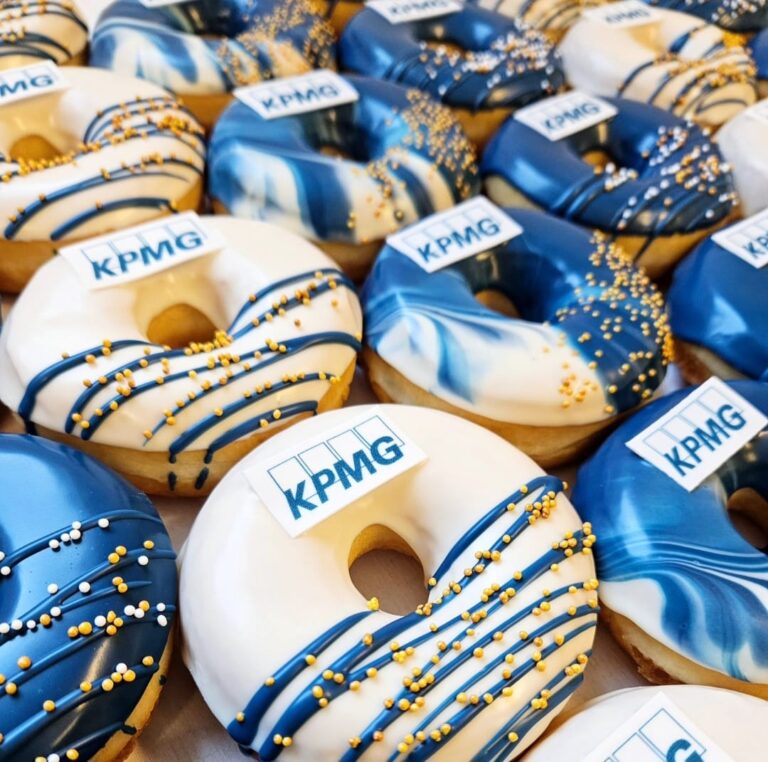 huisstijlkleuren verwerkt in donuts voor consistente branding