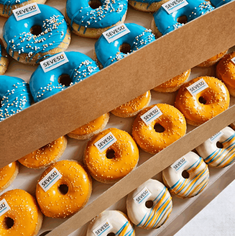 donut presentatie met logo en merkidentiteit op bedrijfsbeurs