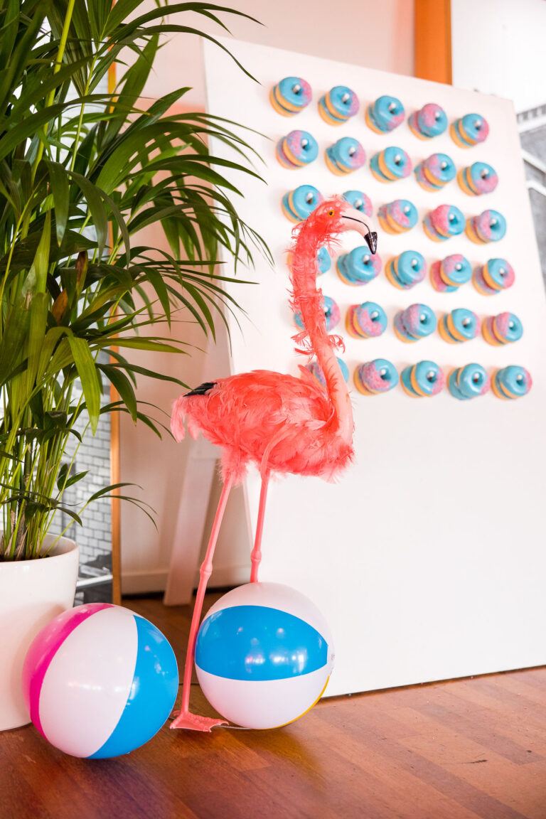 Donutwall met donuts in eigen huisstijl en logo