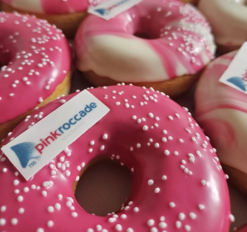 Donuts in huisstijl met logo voor branding en merkbeleving