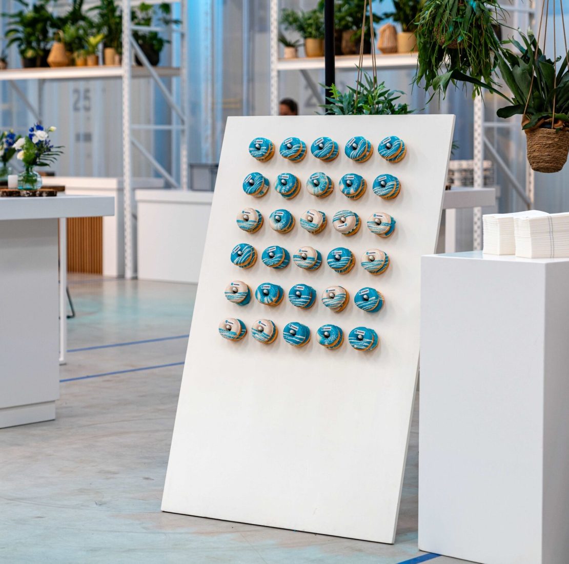 opvallende donutdisplay als eyecatcher op een beursstand