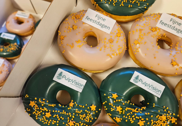 creatieve donut met logo in een box als eindejaarsgeschenk voor klanten