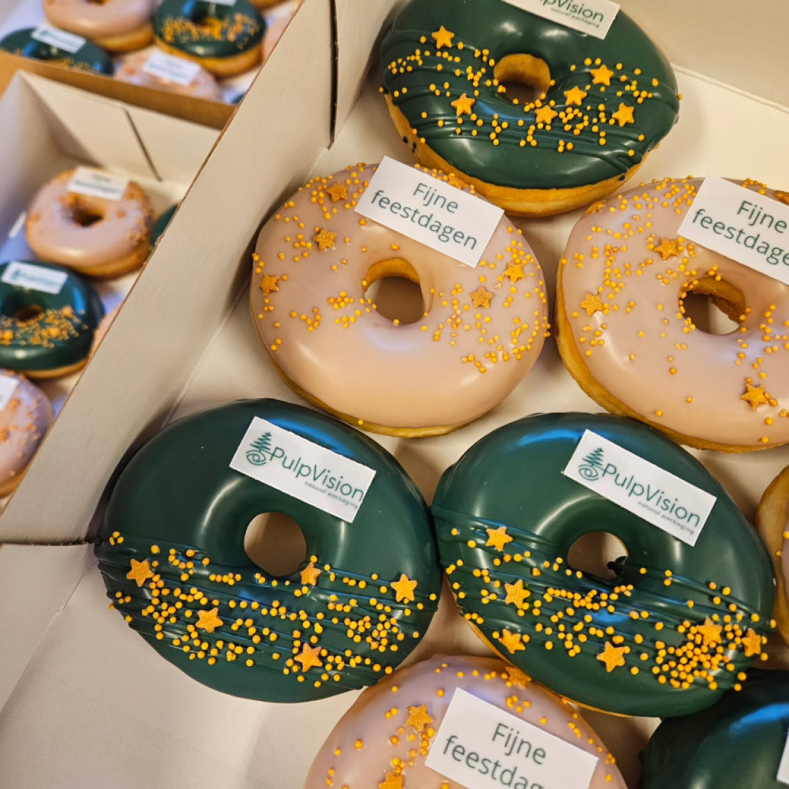 creatieve donut met logo in een box als eindejaarsgeschenk voor klanten