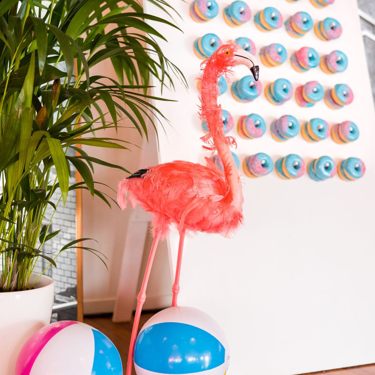 Donutwall met donuts in eigen huisstijl en logo