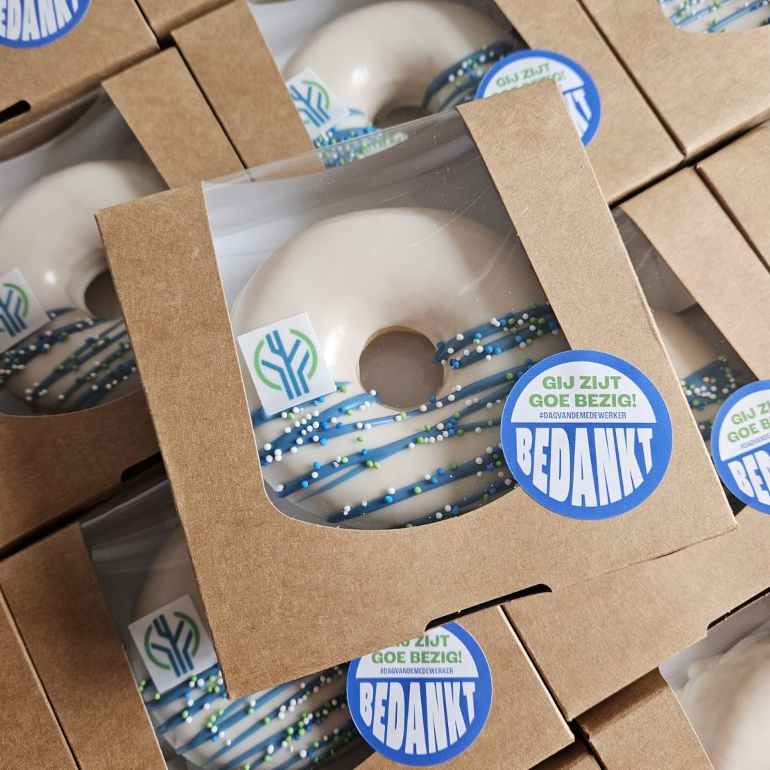 Donut met logo en in huisstijl met branding en verpakking op maat